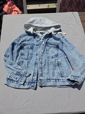torrid Light Wash Denim Jacket with Gray Hood Size 0 X NWOT
